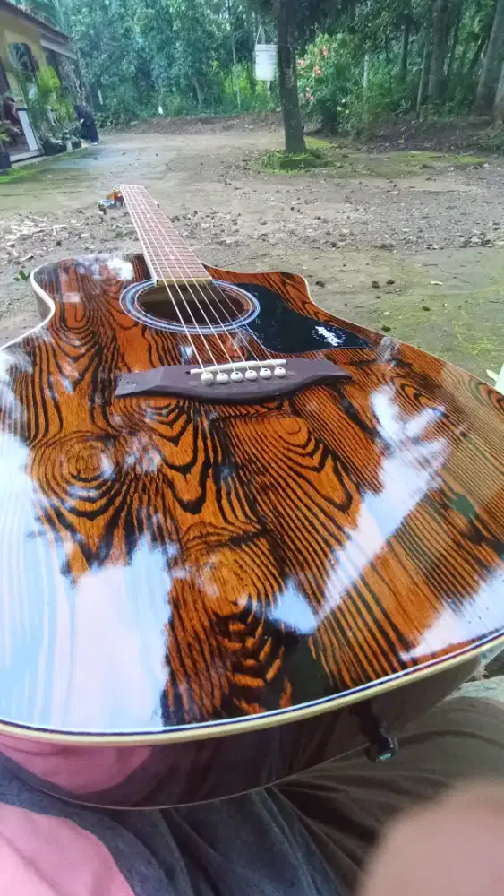 Gitar akustik custom