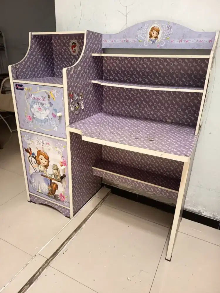 Meja belajar anak