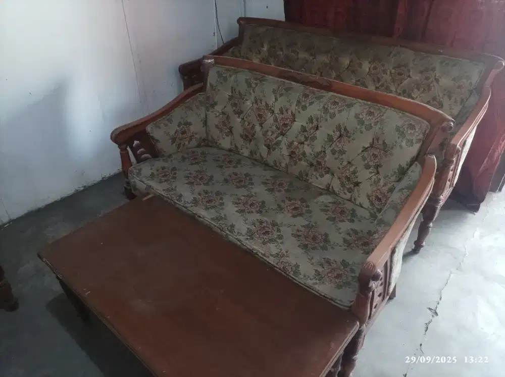 Kursi tamu bekas