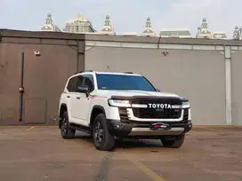 Toyota Land Cruiser 300 LC300 GR-Sport 2024 white on black