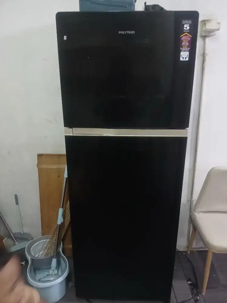 Kulkas polytron 2 pintu+Showcase Free Blower dan kipas atas