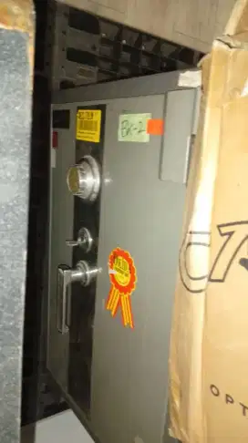 Berangkas 2 unit 1 unit lagi kecil