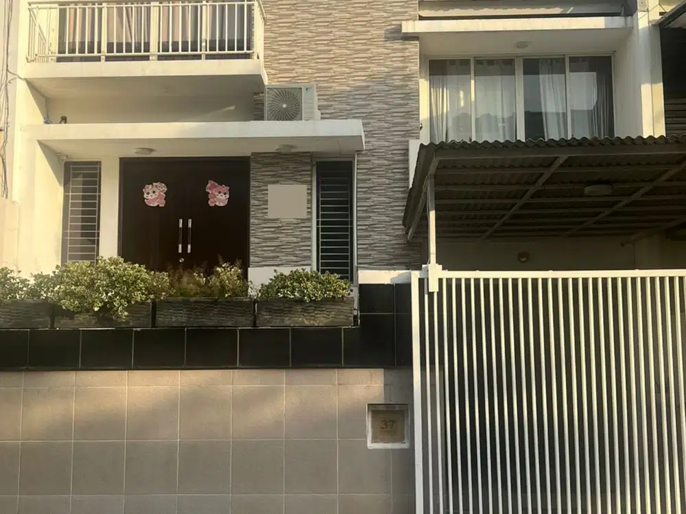 Disewakan Rumah Cantik di PIK Layar Permai Uk 8x15