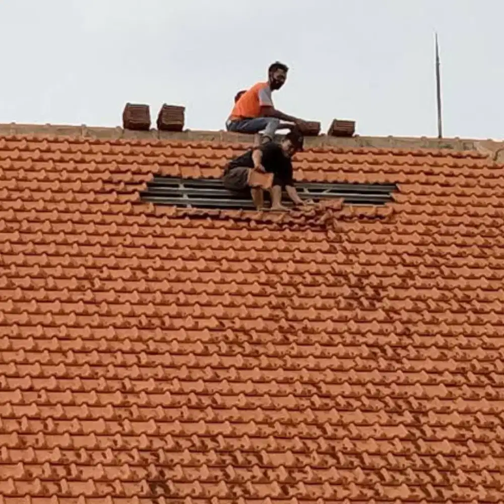 Tukang perbaikan atap bocor, perbaikan talang air plapon rembes dll