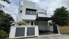Rumah di dekat Polban 3 lantai modern industrial siap huni