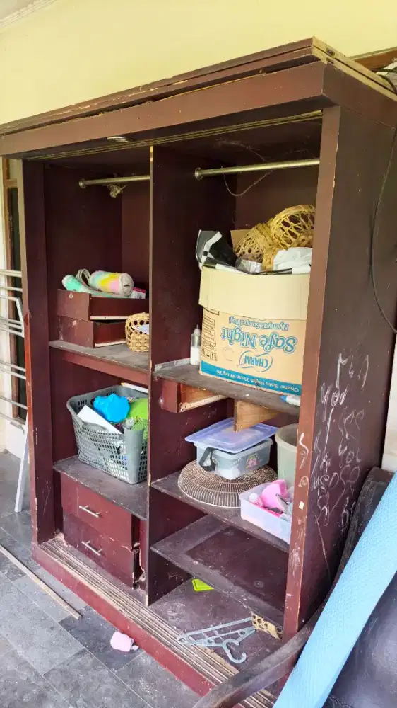 Lemari pakaian pintu geser
