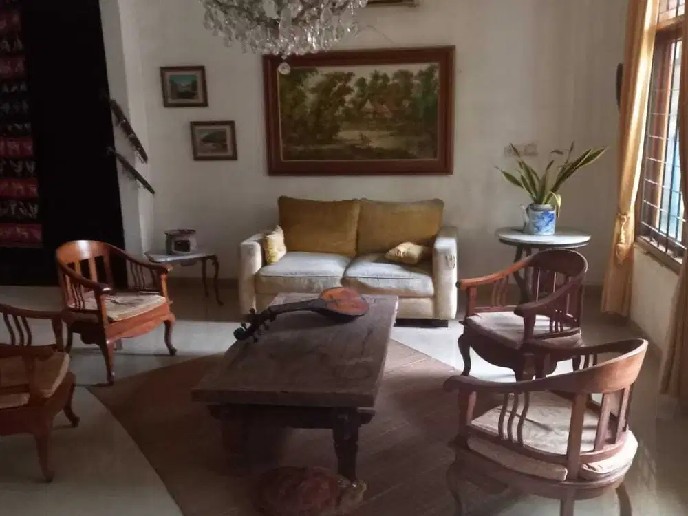Dijual Rumah 2 Lantai Dengan Halaman Luas di Lebak Bulus