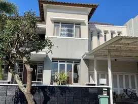 Rumah Nyaman Kawasan Elit Posisi Hook di Kota Baru Parahyangan