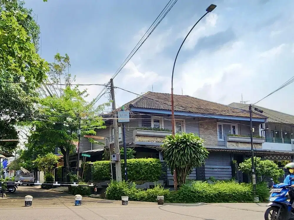 Rumah Hook di Pinggir Jalan Raya Bintaro Jaya Jakarta Selatan