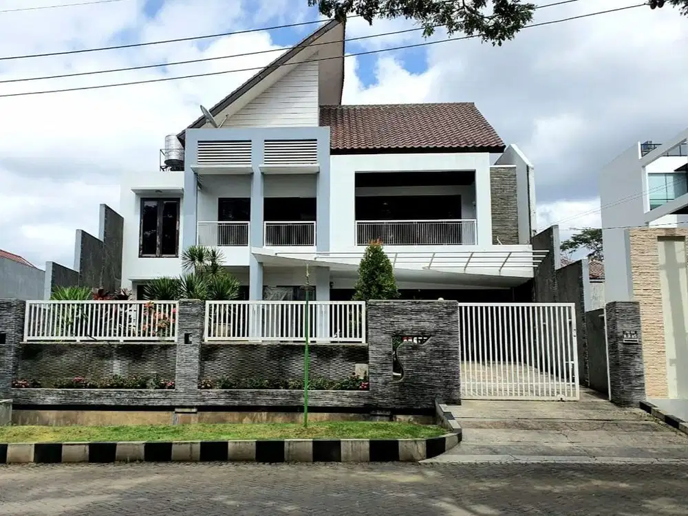 Dijual Rumah Mewah Artistik di Nol Jalan Raya Dieng, Malang