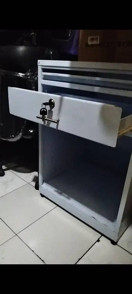 Meja santai dan laci besi
