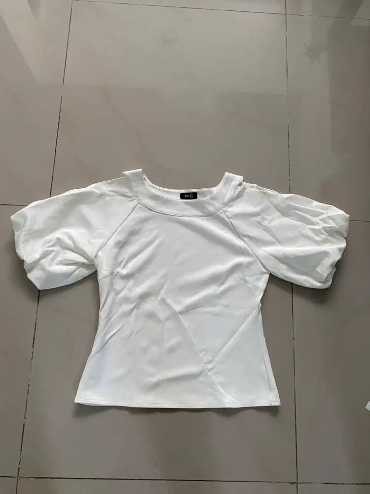 BLOUSE PUTIH SUSU RED 2 – SCUBA – SIZE S – PRELOVED