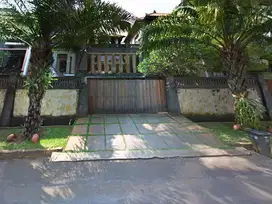 Dijual Rumah Gaya Bali di Jakarta Barat, SHM, Dekat Tol & Mall