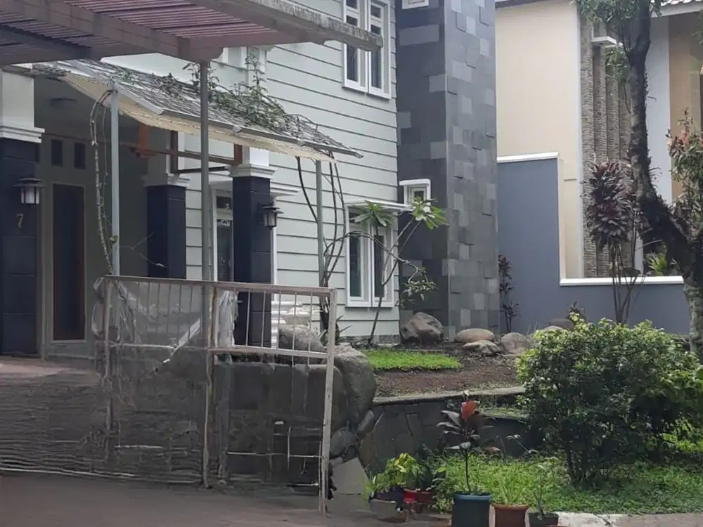 Dijual Rumah Mewah di Kota Baru Parahyangan Bandung, View Danau