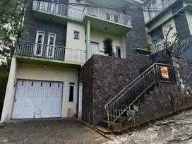 Sewa Rumah 3 Lantai di Graha Padasuka Bandung  View Gunung dan Taman