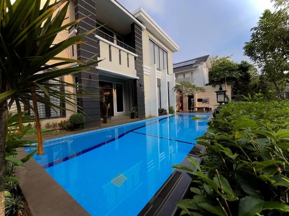 Rumah Modern Private Swiming Pool Hoek Taman di The Green BSD City