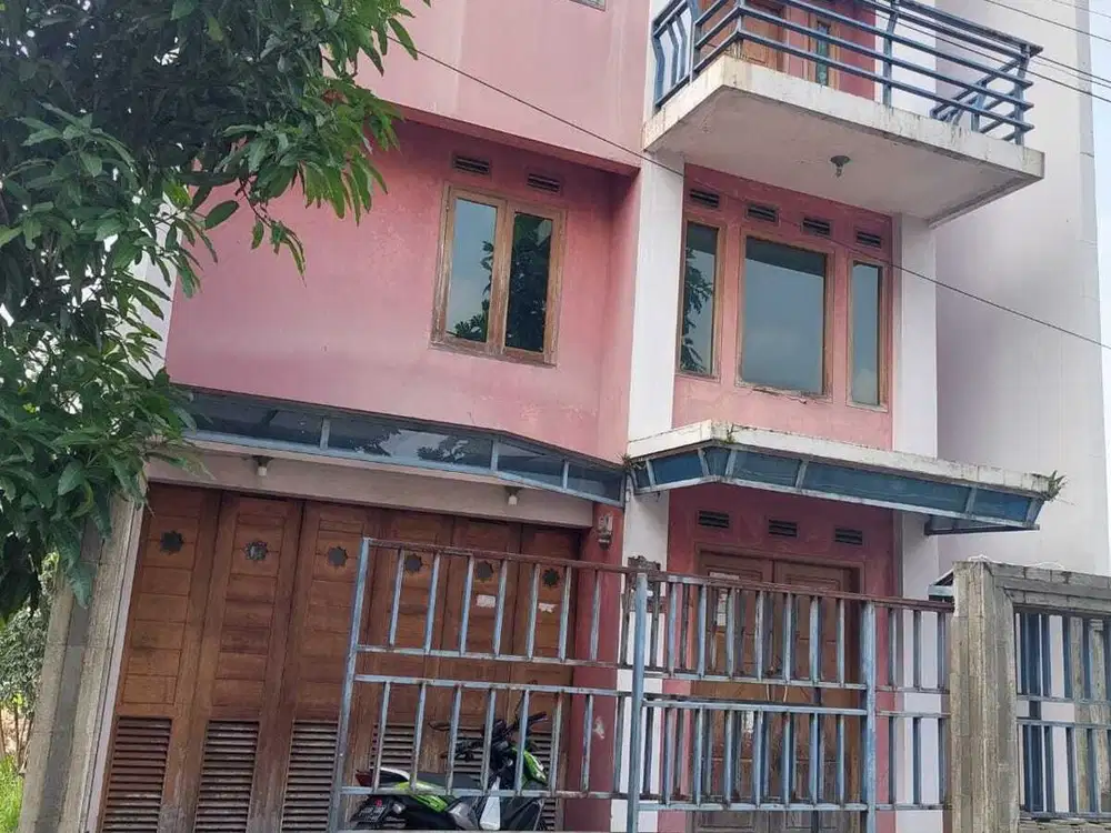 Dijual Rumah Hook 3 Lantai di Cimahi Utara, Harga Nego
