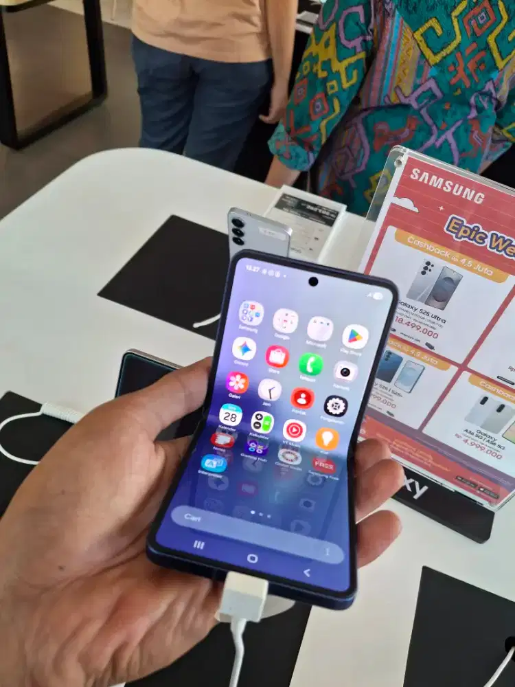SAMSUNG Z FLIP7 FREE BUDS FE + ZPREMIERE 2 TAHUN DAN GOOGLE Ai PRO