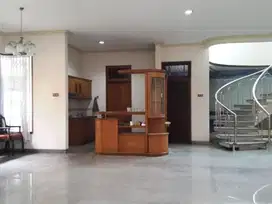 Dijual Rumah Strategis di Jl Boulevard Puri Indah Jkt Barat
