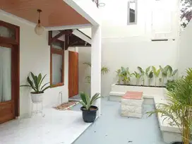 Dijual Rumah Tiga Lantai Lengkap Furnishing di Villa Istana Bunga KBB