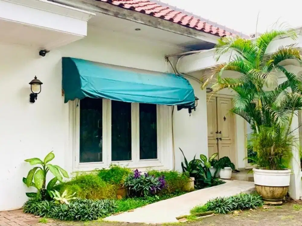 Rumah Menteng di Kawasan Komersil