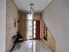 Rumah di Kota Baru Parahyangan Bandung, Mewah Semifurnish Hadap Timur
