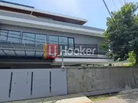 RUMAH MEWAH HOEK LOKASI DI KEDOYA AZALEA AREA KEBON JERUK JAKARTA BARAT