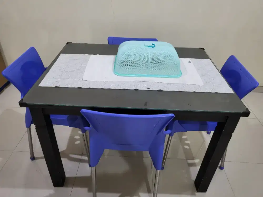 Meja makan dan 4 kursi (1 ada yg retak kecil)