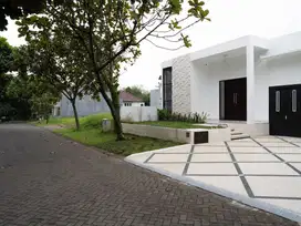 Jual atau Sewa Villa Syariah Furnished Cantik di Riverside Malang