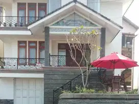 Rumah di Komp Villa Istana Bunga Bandung Barat, 3 Lantai Furnished