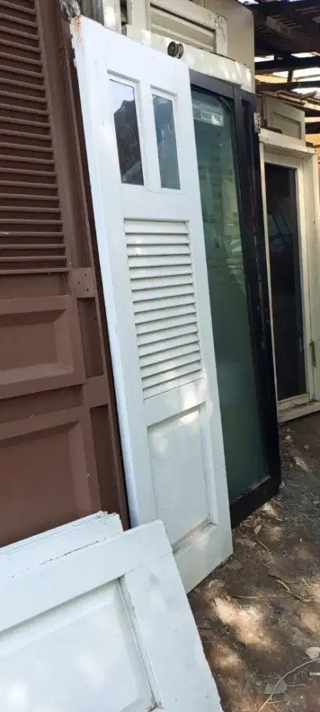 Pintu garasi mobil
