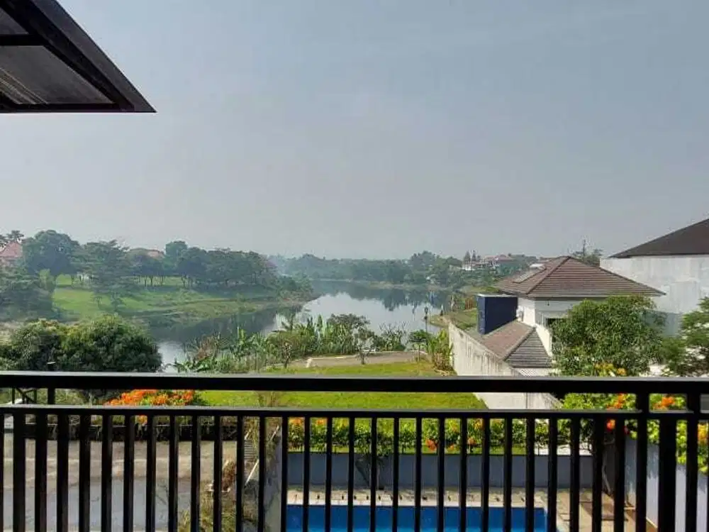 Sewa Rumah Mewah dengan Kolam Renang Outdoor di Kota Baru Parahyangan