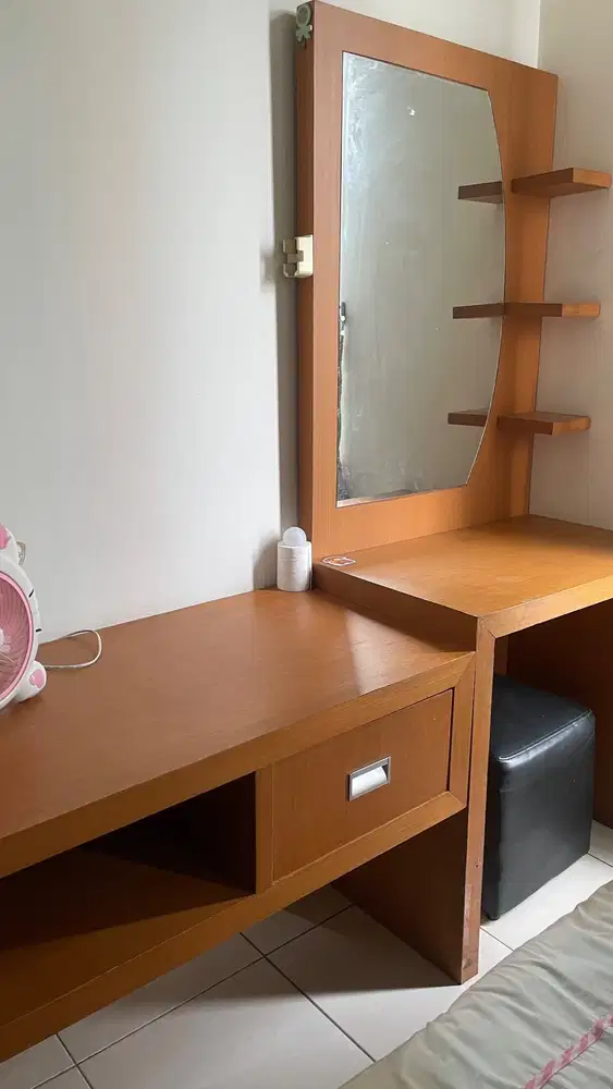 Meja Rias dan Laci