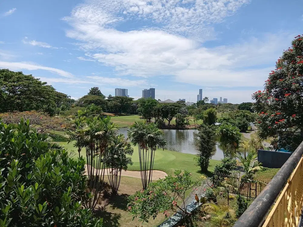Rumah Mewah Bukit Darmo Golf dengan Golf View
