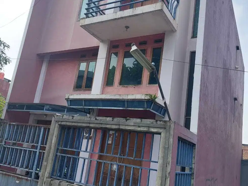 Dijual Rumah Hook 3 Lantai di Cimahi Utara, Harga Nego
