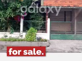 Rumah dijual di Semolowaru Elok, lokasi strategis di tepi jalan raya.