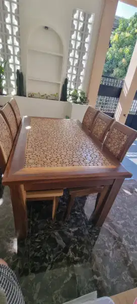 Satu set meja makan