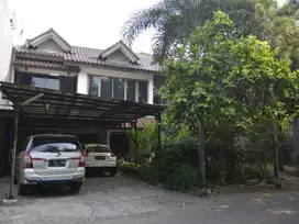 Rumah 2 lantai halaman luas bisa untuk kolam renang Villa Melati Mas