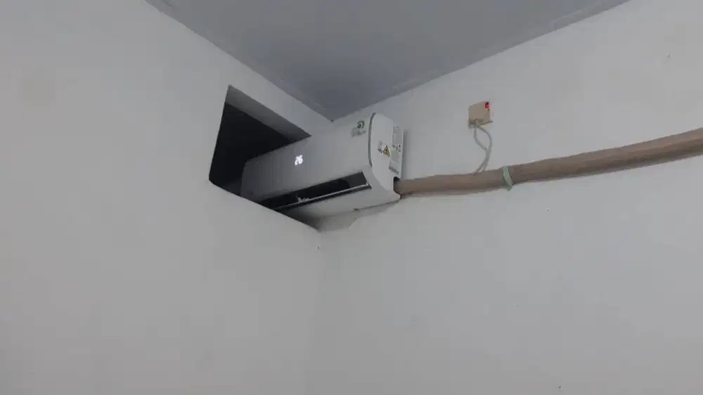 Jual AC merk MIDEA 1/2 pk + outdoor + selang pemakaian 1 tahun