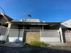 Disewakan Rumah Darmo Permai Selatan Strategis