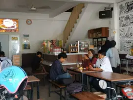 RUKO PLUS CAFE YANG MASIH BEROPRASI RAMAI DI TENGAH KOTA SIDOARJO