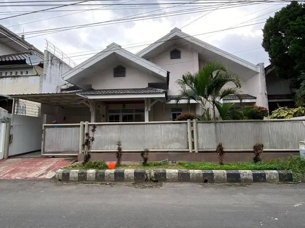Rumah Semi Klasik 3 KT di Sulfat Agung Blimbing Kondisi Bagus Terawat