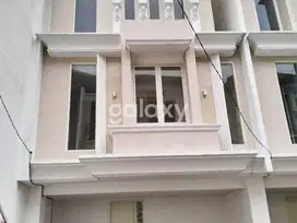 RUMAH BARU GRESS, 3 LANTAI SELANGKAH KE DHARMAHUSADA INDAH