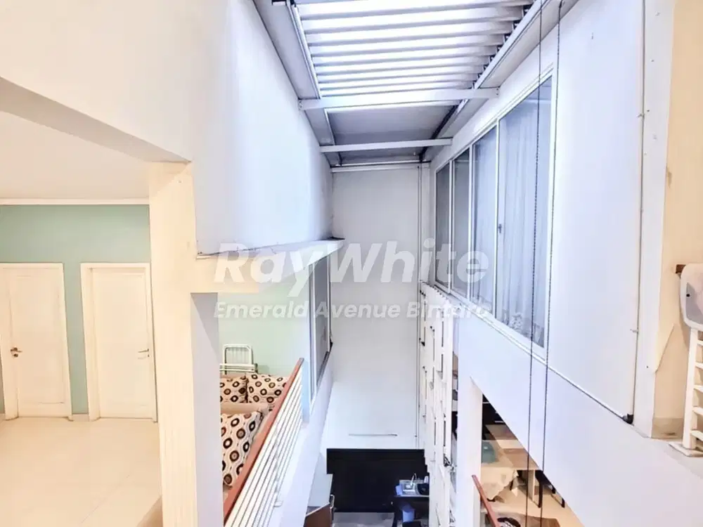 Rumah Strategis Nego Furnished 3 Lantai Siap Huni di Kebayoran Bintaro
