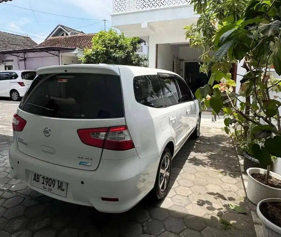 Nissan grand livina xv 1.5 automatic cvt warna putih. matic. terawat