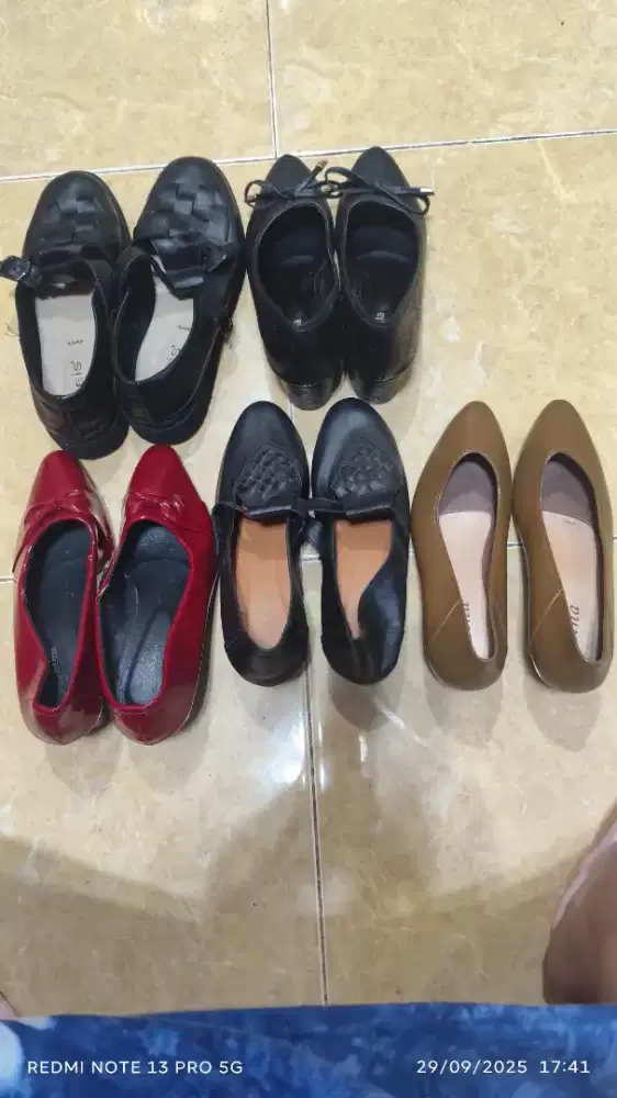 Sepatu kerja masih bagus dan masih enak dipakai.
