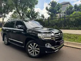 toyota land cruiser 2018/2019/2020 vxr low km!