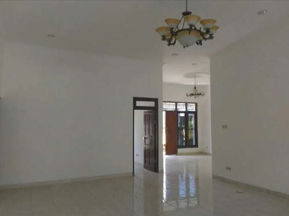 Disewakan kantor/rumah Luas bangunan 320 M2 di Jalan Darmawangsa,Kebay