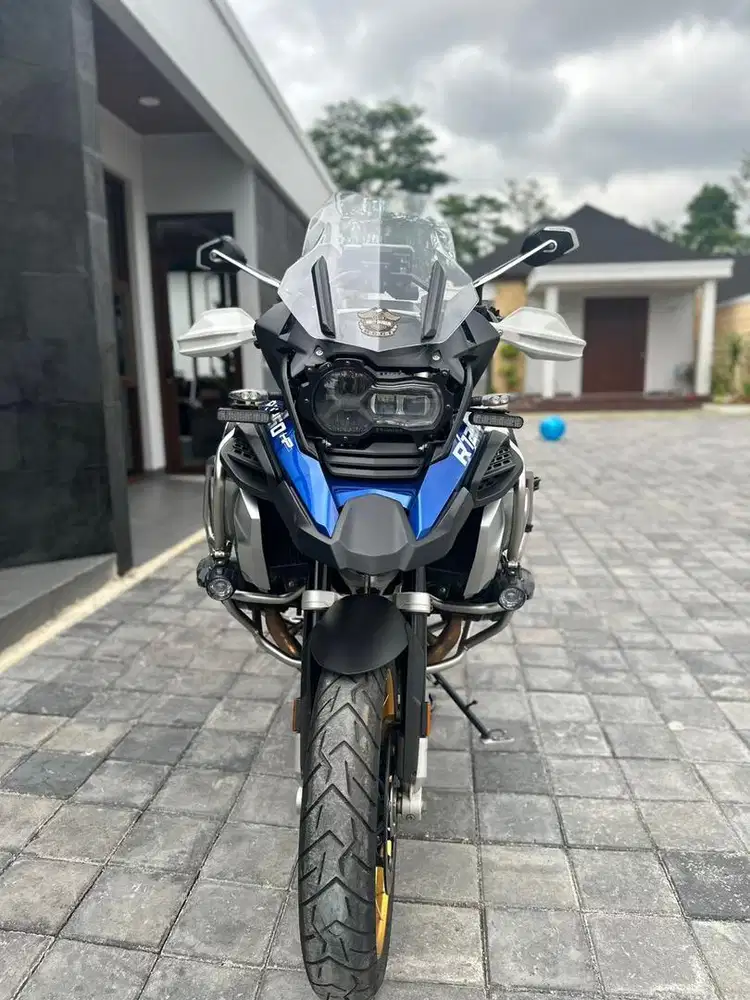 Motor BMW GS K51 1250 Putih Biru (R1250 GS)