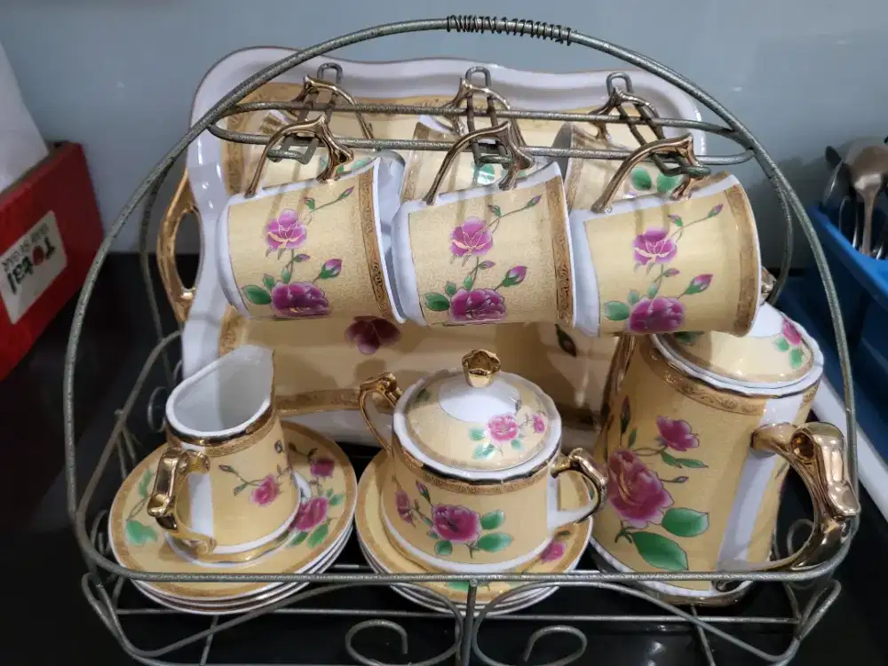 Satu set minum teh seperti difoto